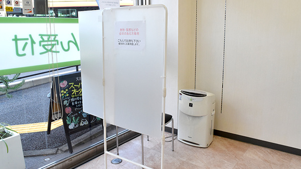 牧野薬局の感染予防待合スペース