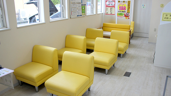 あい薬局田面木店の待合スペース