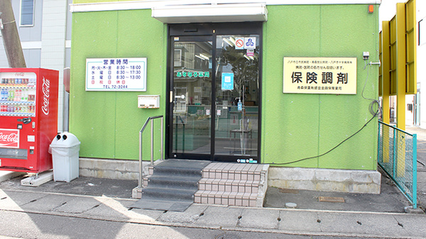 あすなろ薬局の入口