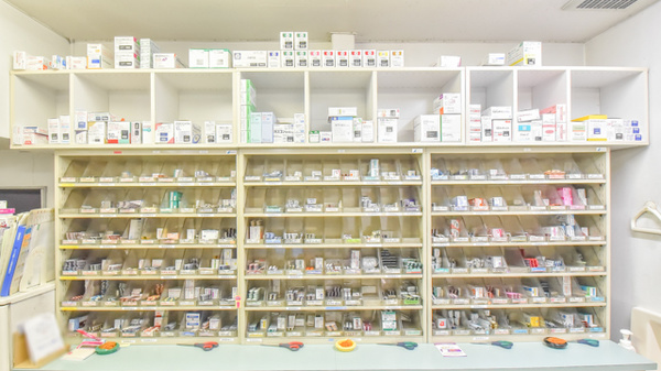 ハート調剤薬局中央通り店の薬棚