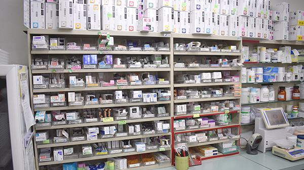 青山調剤薬局の薬棚