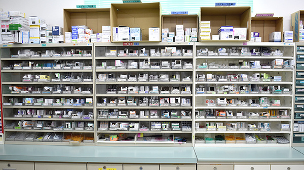 碇ヶ関調剤薬局の薬棚