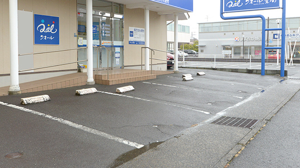 クオール薬局横割店の駐車場
