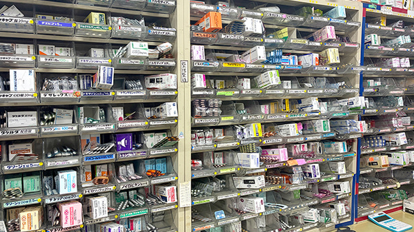 うさぎ薬局　大仁店の薬棚