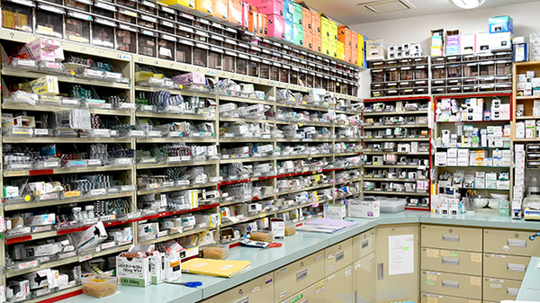 サンライズ薬局大岡店の薬棚