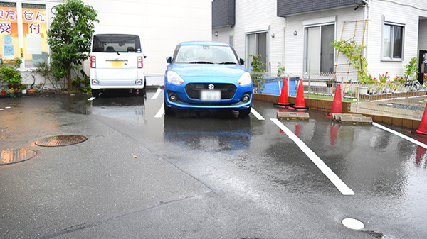 まるや薬局久能店の駐車場