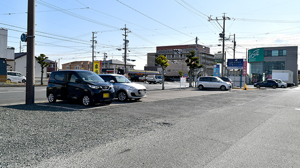 ユタカ薬局の駐車場