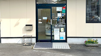 海野薬局の入口