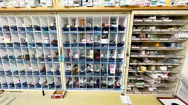 海野薬局の薬棚