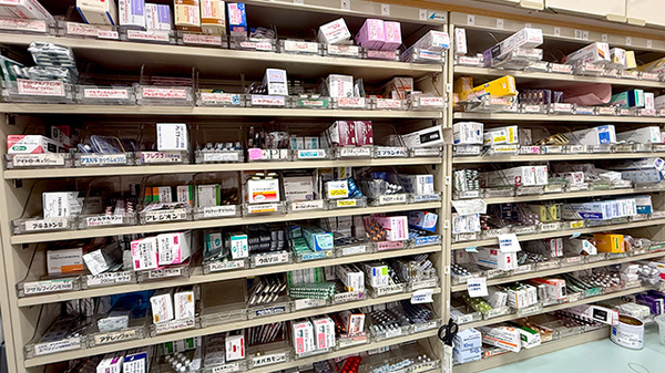 森町センター薬局の薬棚