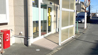 青葉薬局の入口