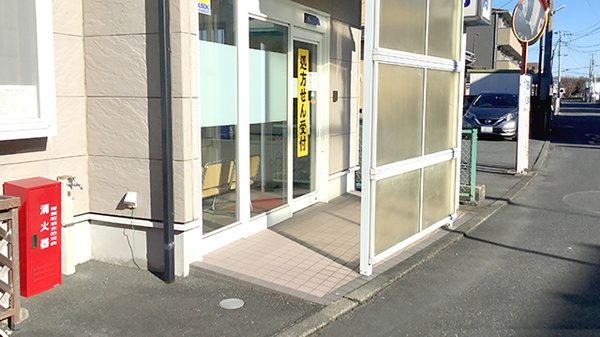 青葉薬局の入口