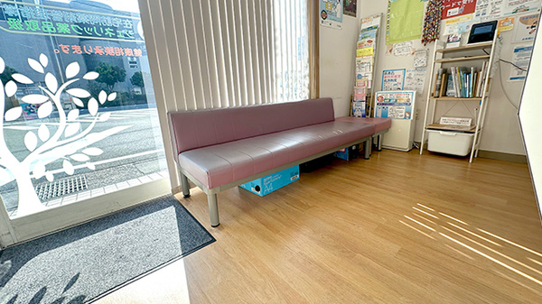 石川薬局曲金店の待合スペース
