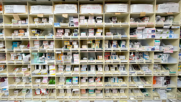 石川薬局曲金店の薬棚