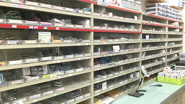 東海道薬局の薬棚