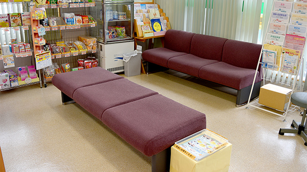 南山堂薬局　小笠店の待合スペース