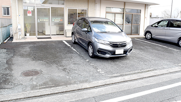 牧沢薬局の駐車場