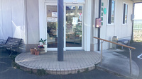 民生堂薬局加茂店の入口
