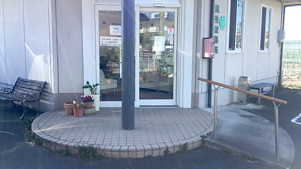民生堂薬局加茂店の入口