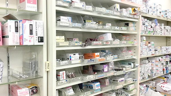 民生堂薬局加茂店の薬棚