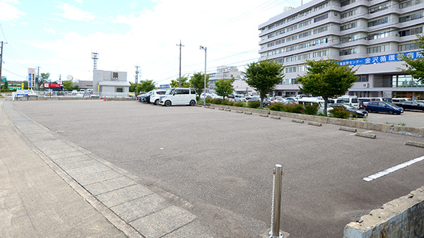 クオール薬局磯部町店の駐車場
