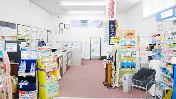県庁前コメヤ薬局の内観