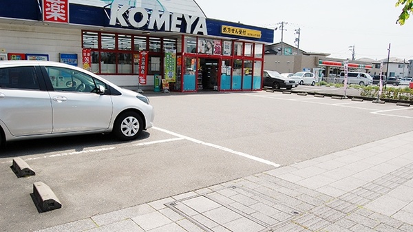 県庁前コメヤ薬局の駐車場
