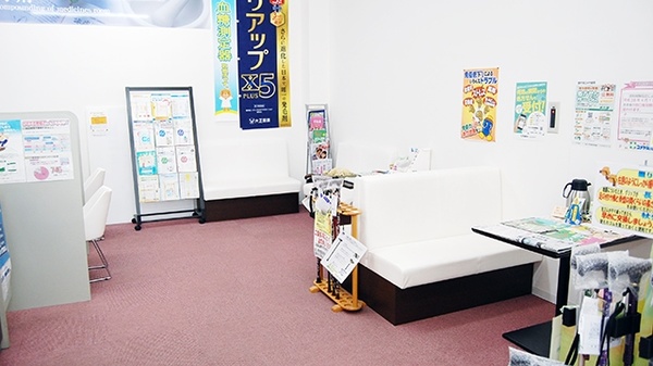 県庁前コメヤ薬局の待合スペース