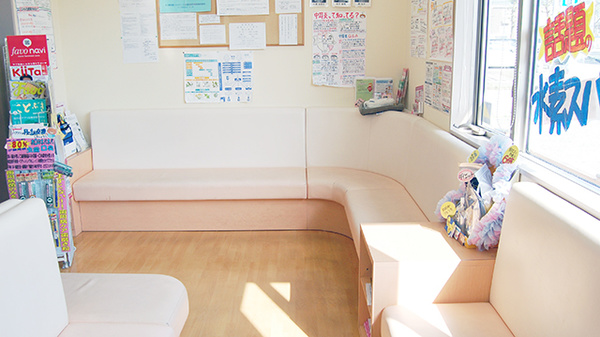 高尾コメヤ薬局の待合スペース