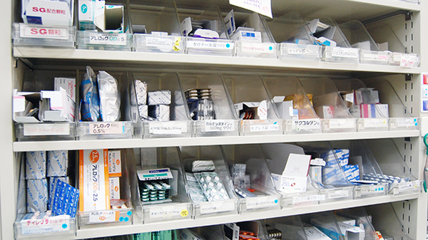 高尾コメヤ薬局の薬棚
