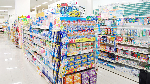 アビオシティ加賀コメヤ薬局の内観