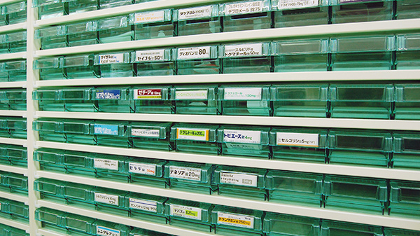 アビオシティ加賀コメヤ薬局の薬棚