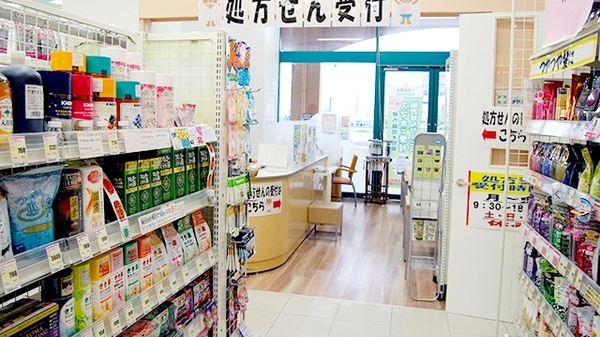 アビオシティ加賀コメヤ薬局の入口