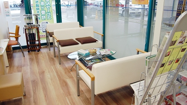 アビオシティ加賀コメヤ薬局の待合スペース