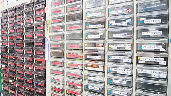 小立野台コメヤ薬局の薬棚