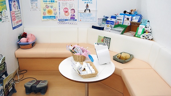 小立野台コメヤ薬局の待合スペース