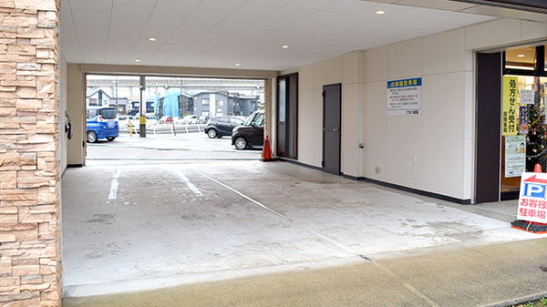 ワカバ薬局の駐車場