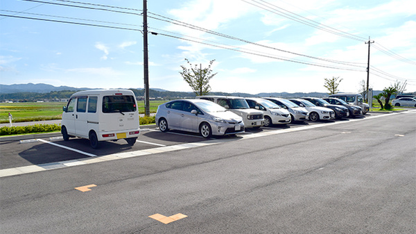 箔山堂　小菅波薬局の駐車場