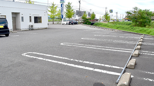 箔山堂　作見薬局の駐車場