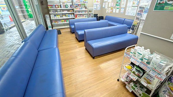 そうごう薬局 成田富里店の待合スペース
