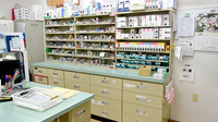 小中台町アズール調剤薬局の薬棚
