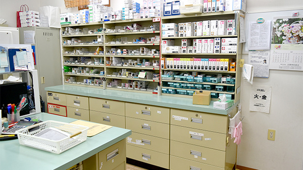 小中台町アズール調剤薬局の薬棚