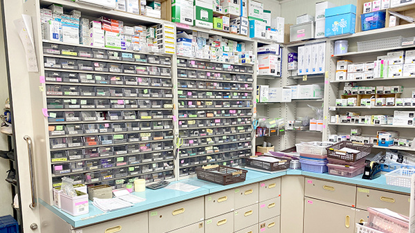 サトミグリーン薬局の薬棚
