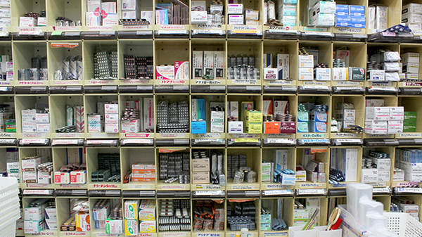 セントラル薬局末広店の薬棚