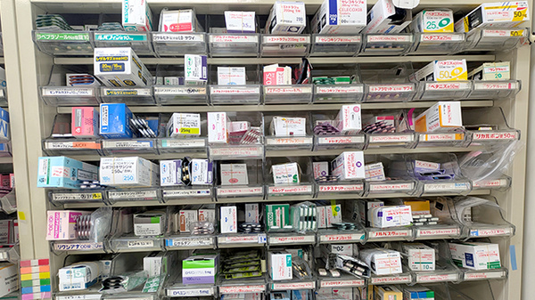 有限会社高橋ファーマシーたかはし薬局の薬棚