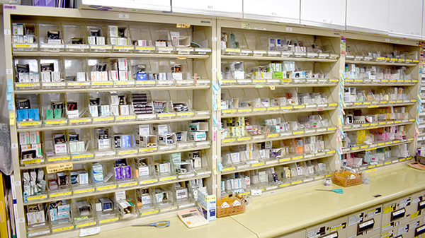 たから薬局北総店の薬棚