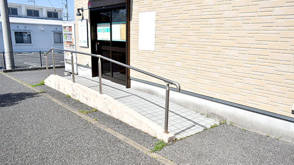 はとりの薬局の入口