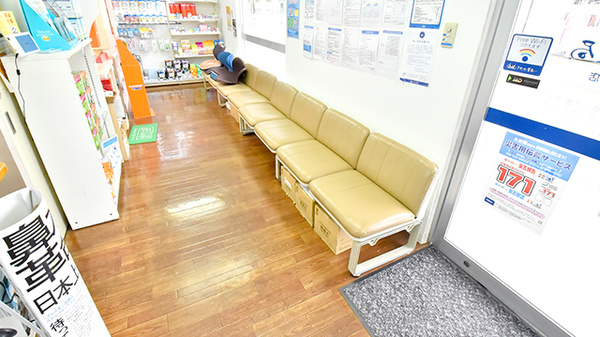 クオール薬局はなみずき店の待合スペース