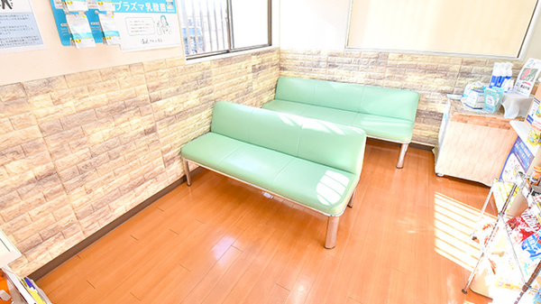 クオール薬局長浦店の待合スペース