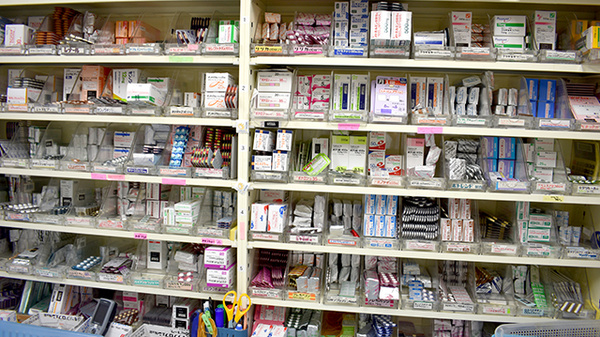 ベル薬局　白金店の薬棚